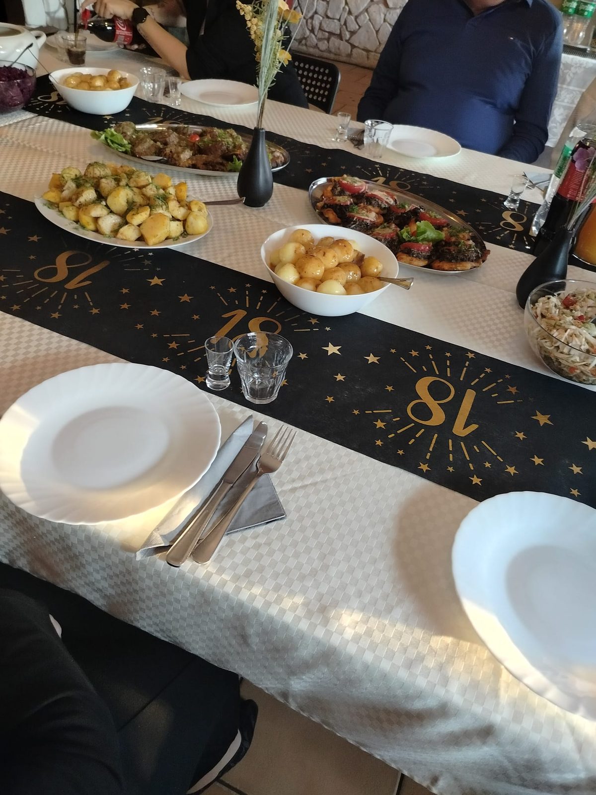 Wynajem sali na urodziny, stół bankietowy z jedzeniem Bar Agawa