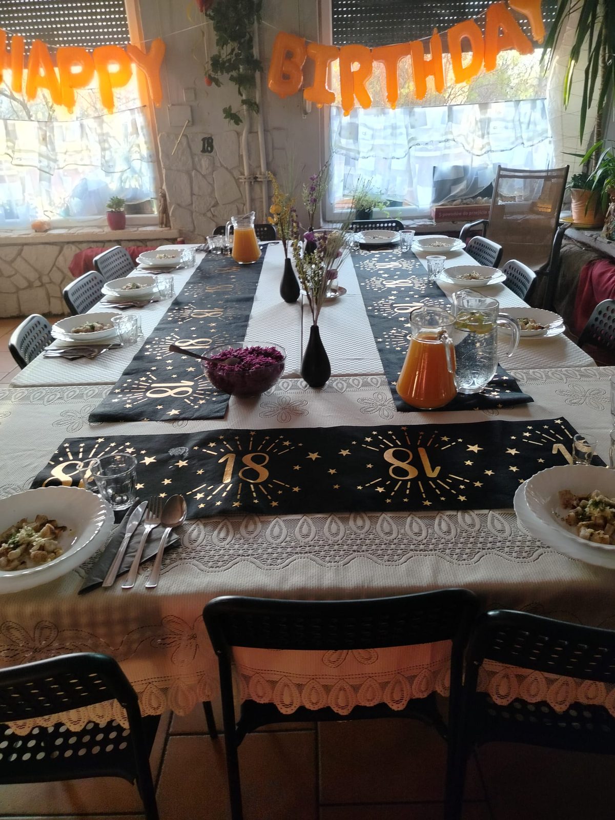 Sala na urodziny Dąbrowa Górnicza, udekorowany stół na 18-tkę w Barze Agawa